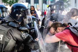 на картине показано жесткое противостояние между полицией и митингующими. Цивилизация социального развития - сложный выбор!