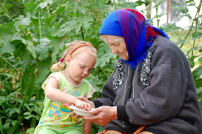 Важна лишь любовь. Бабушка и внучка, нехитрый завтрак на природе. Вместе в одном действии - забота и нежность. Счастье!