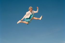 на картинке женщина явно пожилого возраста взлетает в прыжке, что-то помогло ей сохранить молодость.