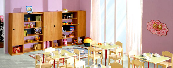 Комната группы в детском саду: игрушки, шкафы, столы, книги. В этой комнате ребенок проводит время каждый день. Дети, семья и социальное окружение для ребенка являются важными факторами для формирования личности.