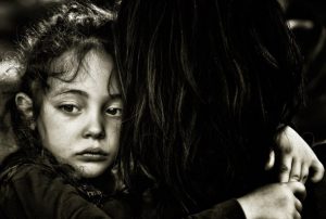 Изображение одинокой девочки с грустными глазами никому ненужного ребенка