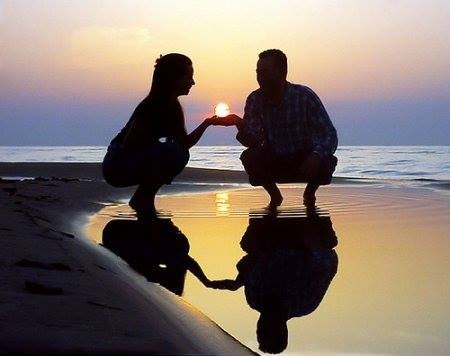 Мужчина и женщина у моря на закате. Свидание с любимым мужем: время, проведенное вместе, поможет сохранить семью ради детей.