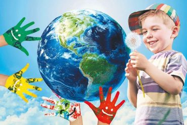 Очаровательный малыш в бейсболке, на фоне модели земного шара поддерживаемого детскими ладошками, символично показывают, каким будет мир будущего!