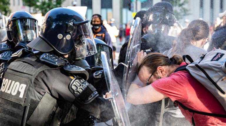 на картине показано жесткое противостояние между полицией и митингующими. Цивилизация социального развития - сложный выбор!