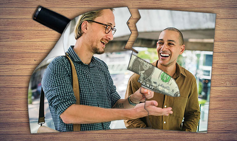 Мужчина показывает обрывок доллара своему другу и думает, давать ли ему в долг?