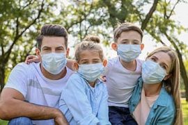 Семья в период пандемии в масках