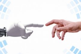 Руки искусственного интеллекта и человека тянутся друг к другу.