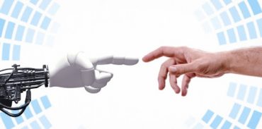 Руки искусственного интеллекта и человека тянутся друг к другу.