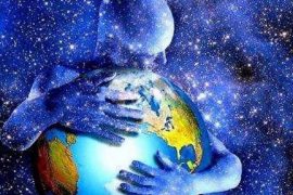 Человек молится за других и обнимает мир, обнимает с любовью всю планету