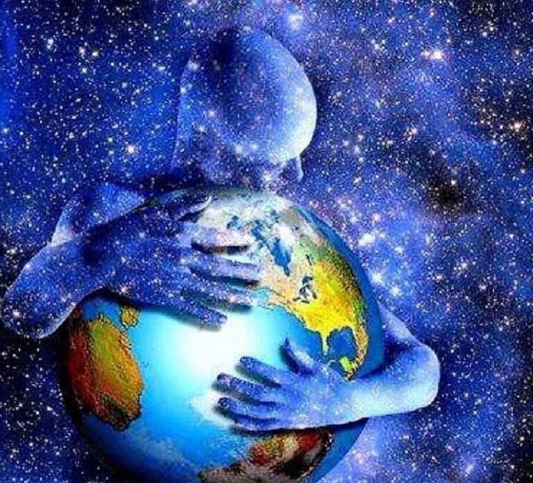 Человек молится за других и обнимает мир, обнимает с любовью всю планету