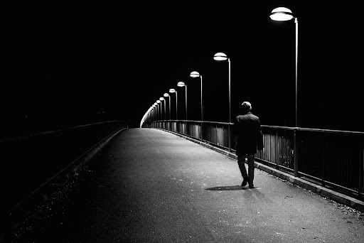 Мы часто задаемся вопросом: что значит быть сильной независимой личностью? На картинке мужчина в одиночестве идет по мосту. 
