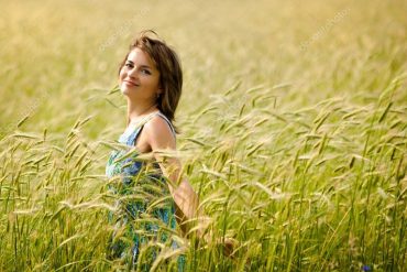 .на картинке изображена девушка, идущая по полю пшеницы с раскинутыми руками: она обрела свободу внутри себя, и это - ее главная жизненная ценность.