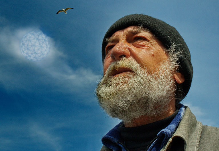 на картинке изображен пожилой человек, дед, который смотрит ввысь на облако, в котором высвечивается невидимая связь всего живого на земле.