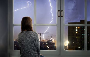 На картинке – одинокая девушка, и гроза за окном. Вспышка коронавируса очень похожа на удары молнии, особенно своей неожиданностью и силой.