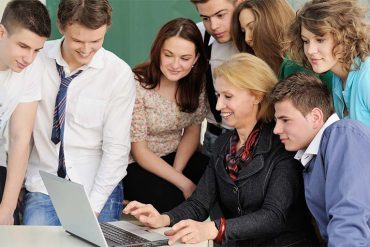 Подростки увлечены работой на компьютере: социальное окружение группы создает атмосферу для учебы и добрые взаимоотношения, которые запомнятся надолго…