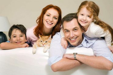 счастливая семья вместе, улыбающиеся лица мужа и жены без вопроса как полюбить друг друга; радостные сын, дочь и кот.