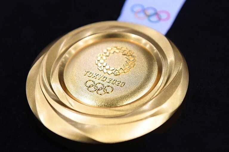 Какой спорт нужен миру? В чем ценность олимпийской медали? На черном фоне медаль с голубой лентой и надписью: ТОКИО 2020. Вечный символ олимпийского движения - 5 крепко переплетенных колец