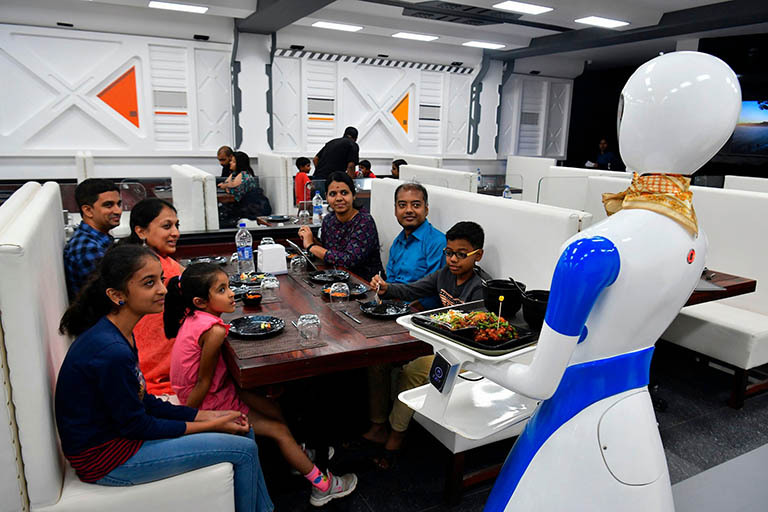 Всем интересно, какой “человек” робот. На картинке людей в ресторане обслуживает робот-официант. 