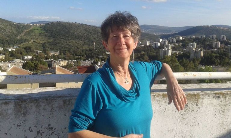На снимке изображена Габриэлла Бар на балконе, на фоне зеленых холмов и городских многоэтажек. Её мысли - её здоровье.