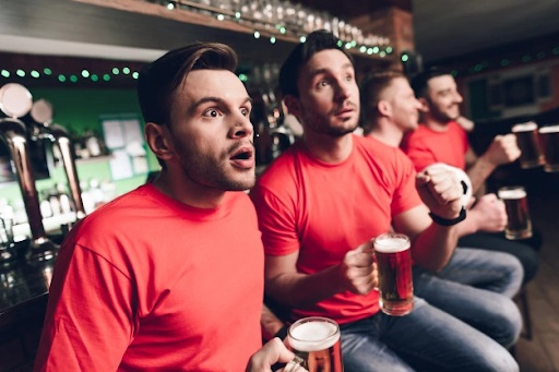 На картинке парни пьют пиво и смотрят футбол. Многие ищут, каковы ценности в жизни человека и не всегда их находят. 