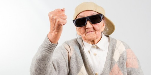 на картинке - зловещая старушка в кепке козырьком назад и в черных очках грозит кому-то кулаком. Не приходится сомневаться в смысле этого жеста.