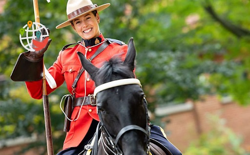 Канадская конная полиция провела уникальный социальный эксперимент, который стимулирует граждан совершать хорошие поступки. На снимке: красивая девушка верхом на лошади - солдат канадской конной полиции.