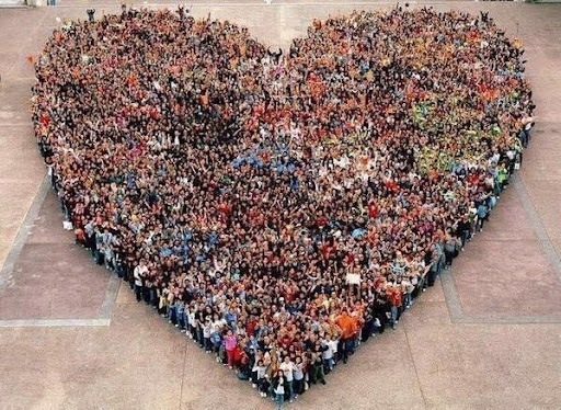 Около восьмисот человек стоят рядом, образуя форму сердца (вид сверху). Пусть молитвы будут услышаны, когда они за других.