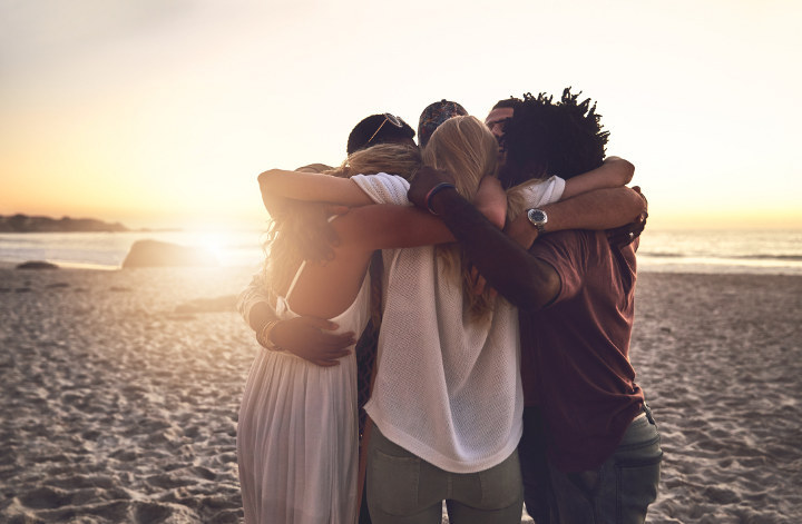 на картинке изображена группа молодых людей, которые стоят обнявшись, как бы олицетворяя собой единство и радость быть вместе в новом счастливом мире.