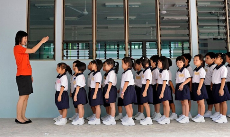 Группа детей из Южной Кореи спокойно стоят парами в ожидании входа в музей. Воспитание детей здесь строится на принципах уважения к окружающим.