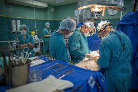 израильские медики проводят уверенно операцию со словами поддержки больному в операционной