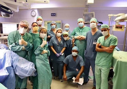 команда медиков - врачи и медсестры - перед операцией готовы оказать заботу и найти слова поддержки для больного